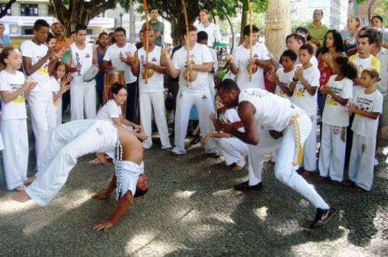 A CAPOEIRA TRADICIONAL E A FUSÃO DE NOVOS ESTILOS 1 A capoeira evolui constantemente, mas preservar suas raízes é essencial para manter viva sua identidade cultural.