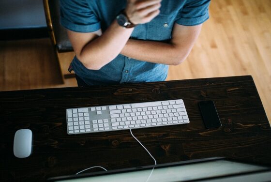 PROBLEMAS COM FALTA DE FOCO E DISCIPLINA? COMO VENCER OS LADRÕES DO TEMPO 1 Interrupções constantes são consideradas o principal obstáculo para manter o foco e a produtividade no trabalho.