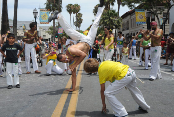 O COLORIDO E A GINGA BRASILEIRA NO SANTA BARBARA SOLSTICE PARADE 3 O evento envolve a comunidade na criação de carros alegóricos e figurinos.