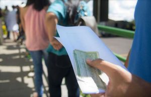 Passaporte e outros documentos oficiais com foto são aceitos.