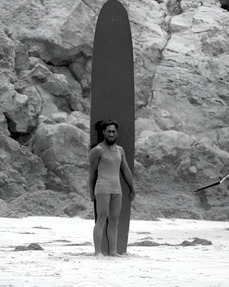SURF: A ENERGIA CÓSMICA DA ONDA LEVITANDO O CORPO 2 Duke Kahanamoku teve papel fundamental na expansão internacional do surf e é lembrado como uma das figuras centrais da história do surf moderno.