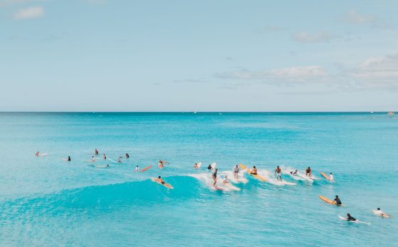 SURF: A ENERGIA CÓSMICA DA ONDA LEVITANDO O CORPO 1 O surf tornou-se no Brasil uma cultura ligada ao mar, à liberdade, à juventude e à sensação de conexão entre corpo, natureza e onda.