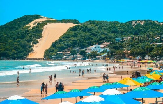 Praia da Pipa: Vida Noturna Agitada sem Perder os Encantos Naturais 2 A Praia do Amor atrai surfistas, aventureiros e visitantes em busca de festas e diversão.