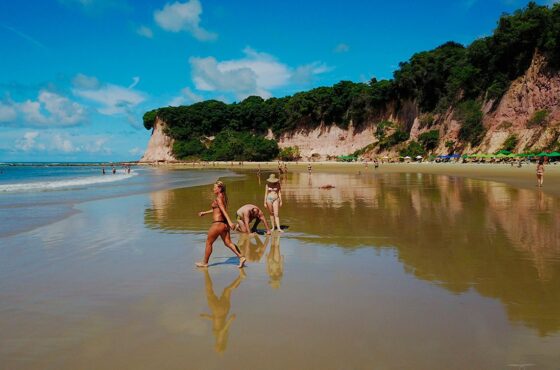 Praia da Pipa: Vida Noturna Agitada sem Perder os Encantos Naturais 3 Com praias, esportes, gastronomia e diferentes opções de hospedagem, Pipa atende a diversos estilos e orçamentos de viagem.