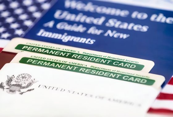 Brasileiro é Preso por Produzir e Vender Green Cards Falsos em Massachusetts 1 Brasileiro residente em Framingham, Massachusetts, foi preso acusado de produzir e vender Green Cards falsos.
