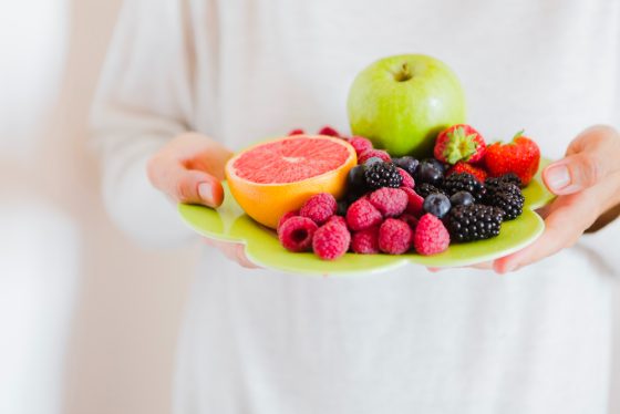 Uma alimentação saudável depende da variedade de alimentos e deve ser associada a hidratação, atividade física, sono adequado e acompanhamento profissional quando necessário.