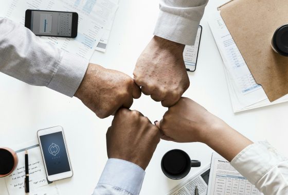 A diversificação de fornecedores, clientes e fontes de receita pode diminuir a vulnerabilidade de pequenas empresas durante emergências.