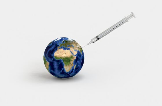 A Covid-19 entrou em uma nova fase marcada pelo surgimento de variantes mais resistentes.
