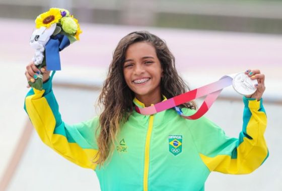 SKATE E SURFE: DE ALVOS DE PRECONCEITO NO BRASIL A PREDILETOS NAS OLIMPÍADAS 3 Rayssa Leal, a "fadinha", que levou a medalha de prata para o Brasil nas olimpíadas de Tóquio