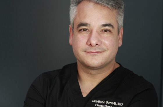 O médico brasileiro Cristiano Boneti é especialista em cirurgia plástica e na medicina estética