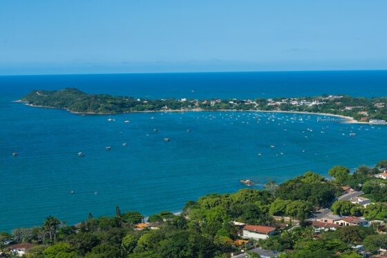 A “Ilha da Magia” Atrai Brasileiros, Gringos e Hermanos 2 O norte concentra glamour, festas e praias populares entre argentinos e uruguaios.
