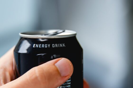 AS BEBIDAS ENERGÉTICAS E O QUE ELAS FAZEM DENTRO DE VOCÊ 2 Cafeína e taurina são os principais responsáveis pelos efeitos no organismo.