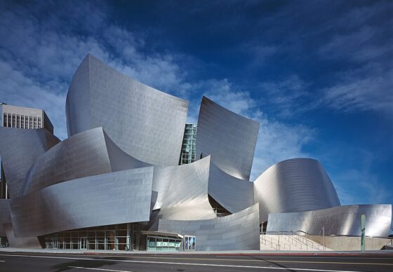 Fachada da frente do Disney Hall no centro de Los Angeles e casa de concertos onde a acústica é considerada uma das mais sofisticadas do mundo