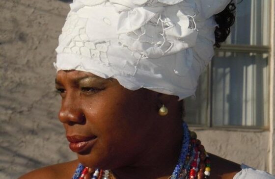 Renni Flores é uma cantora baiana que construiu sua trajetória nos Estados Unidos
