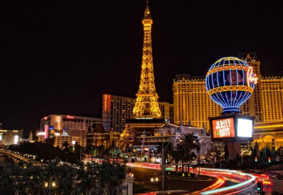 Mesmo localizada no deserto, Vegas mantém forte apelo global.