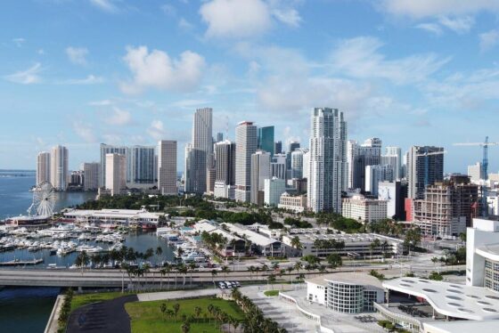 12 CIDADES AMERICANAS ONDE É MAIS BARATO COMPRAR UM IMÓVEL DO QUE ALUGAR 3 Vista aérea da cidade de Miami, Florida