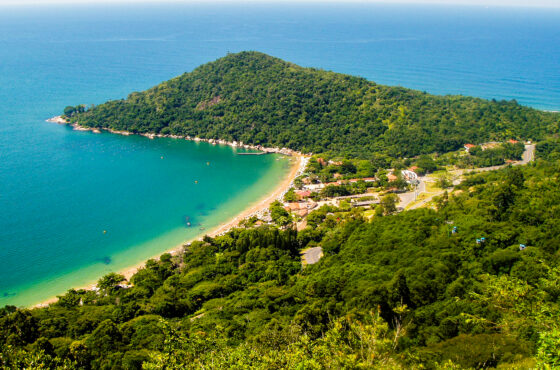 Praia das Laranjeiras, em Balneário Camboriú
