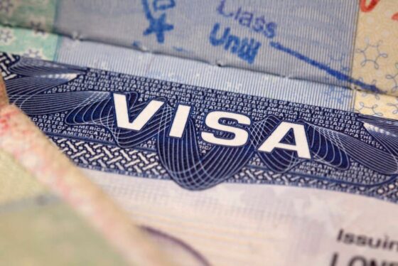 Os EUA suspenderão vistos de imigração para brasileiros a partir de 21 de janeiro de 2026