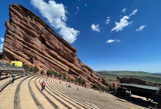RED ROCKS AMPHITHEATRE: ONDE A MÚSICA ENCONTRA A ETERNIDADE NAS MONTANHAS DO COLORADO 1 O Red Rocks Amphitheatre une música, natureza e emoção como nenhum outro palco.