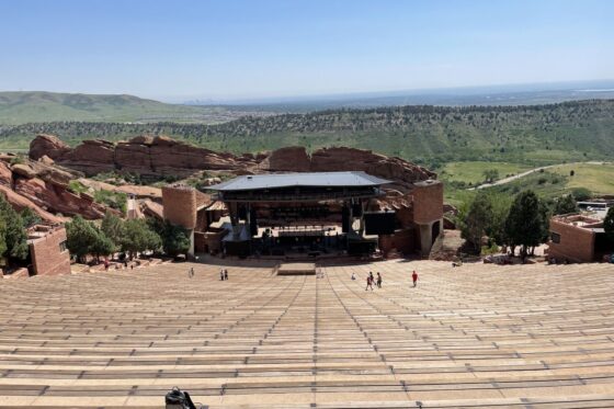 RED ROCKS AMPHITHEATRE: ONDE A MÚSICA ENCONTRA A ETERNIDADE NAS MONTANHAS DO COLORADO 2 O local já recebeu algumas das maiores lendas da música global.