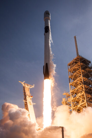 Elon Musk integra IA, exploração espacial e mídia em um único ecossistema.