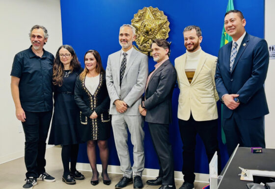 ESPECIAL “LÍDERES E EMPREENDEDORES NA CALIFÓRNIA”: APRESENTANDO PATRICK BENEDEK 2 Patrick, ao centro, em evento no Consulado-Geral do Brasil em Los Angeles, ao lado de outros profissionais, como a advogada de imigração Gisele Ambrosio e o advogado especializado em acidentes Michael Stone-Molloy