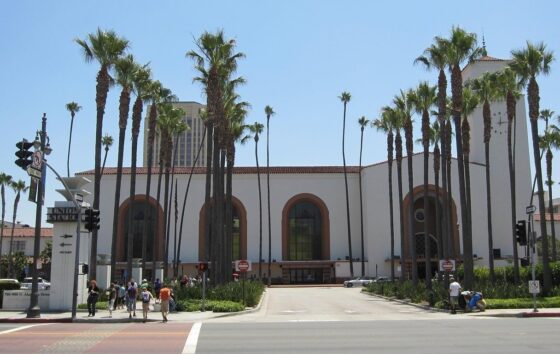 ONDE ASSISTIR AOS JOGOS DE GRAÇA EM LOS ANGELES DURANTE A COPA DO MUNDO 2026 2 A Union Station funciona como a central de trens de Los Angeles e também como um espaço para diversos tipos de entretenimento na cidade.