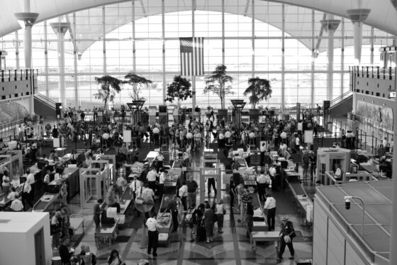 O comportamento coletivo dos passageiros está criando um efeito dominó nas filas da TSA.