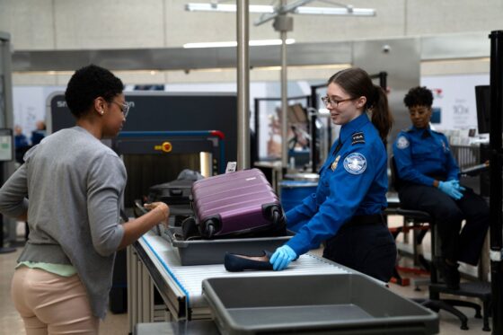 O Touchless ID usa reconhecimento facial para liberar passageiros na segurança.