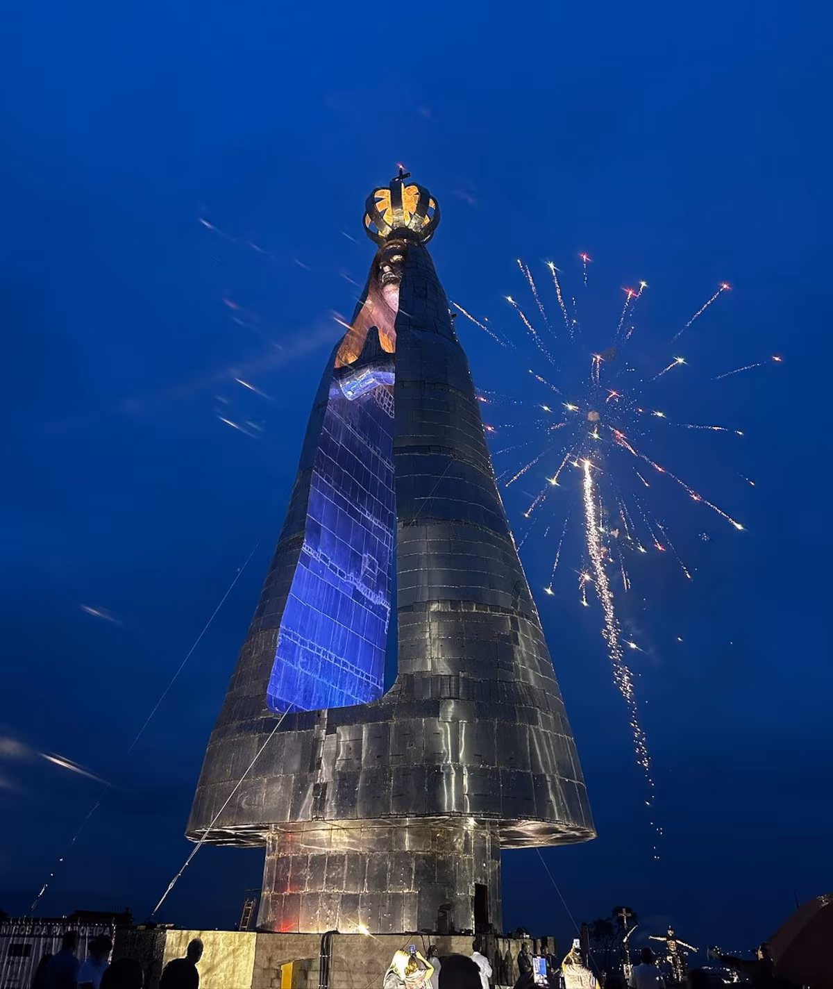APARECIDA, A TERRA DA PADROEIRA DO BRASIL, É O ROTEIRO PARA QUEM QUER PAZ E TRANQUILIDADE 2 A estátua de Nossa Senhora Aparecida tem 50 metros de altura, superando em 12 metros o Cristo Redentor, no Rio de Janeiro. Foto: Gilmar Pinna Escultor