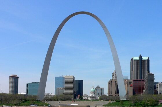 6 ATRAÇÕES TURÍSTICAS DOS ESTADOS UNIDOS COM AS FILAS MAIS LONGAS — E COMO EVITÁ-LAS 2 Gateway Arch tem uma subida exclusiva ao topo, mas com acesso lento e bastante limitado.