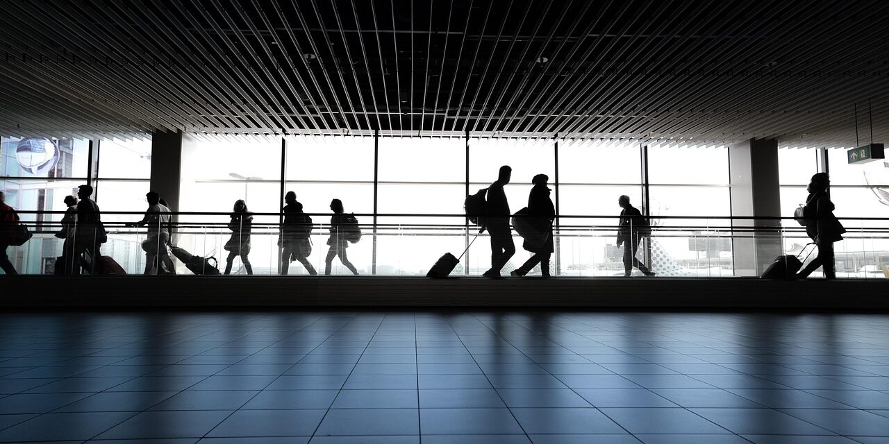 RAIO-X DE AEROPORTO: COMO FUNCIONAM OS SCANNERS DE BAGAGEM E O QUE OS AGENTES DA TSA VEEM