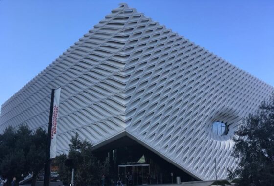 6 ATRAÇÕES TURÍSTICAS DOS ESTADOS UNIDOS COM AS FILAS MAIS LONGAS — E COMO EVITÁ-LAS 3 The Broad conta com arte contemporânea de destaque, mas com grande fluxo e espera frequente.