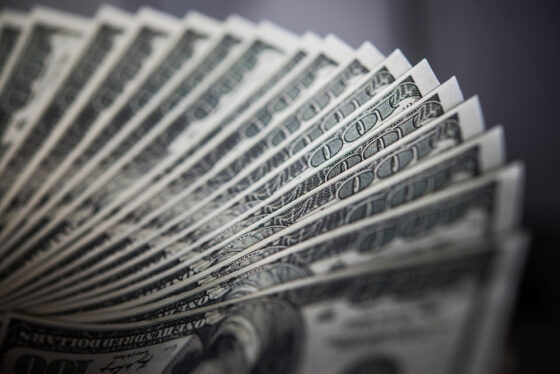 POR QUE O DÓLAR É A MOEDA DOMINANTE NO COMÉRCIO INTERNACIONAL? ENTENDA 3 Países emergentes discutem alternativas, mas enfrentam desafios estruturais relevantes.