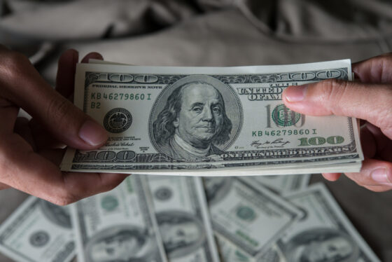 POR QUE O DÓLAR É A MOEDA DOMINANTE NO COMÉRCIO INTERNACIONAL? ENTENDA 1 O dólar se tornou dominante após a Segunda Guerra Mundial, com base na força econômica dos Estados Unidos
