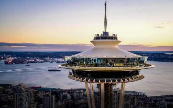 6 ATRAÇÕES TURÍSTICAS DOS ESTADOS UNIDOS COM AS FILAS MAIS LONGAS — E COMO EVITÁ-LAS 1 Space Needle tem vista incrível de Seattle, mas com filas puxadas pela segurança rigorosa.