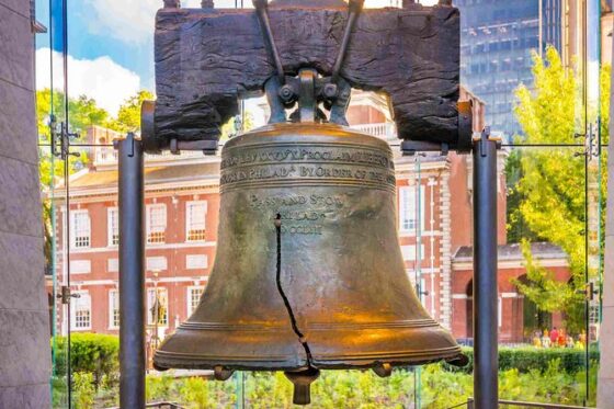 6 ATRAÇÕES TURÍSTICAS DOS ESTADOS UNIDOS COM AS FILAS MAIS LONGAS — E COMO EVITÁ-LAS 5 Liberty Bell é um símbolo histórico gratuito, mas com acesso restrito e alta lotação.