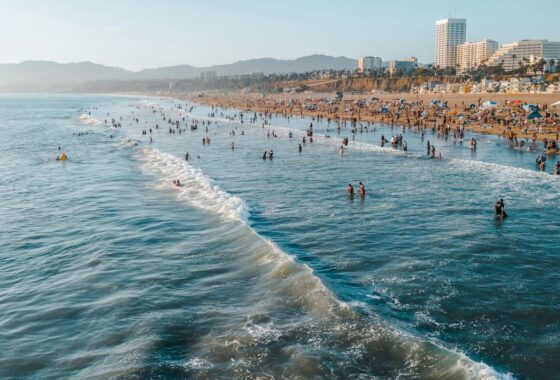 O relatório analisou a qualidade da água em 490 praias entre 2025 e 2026.