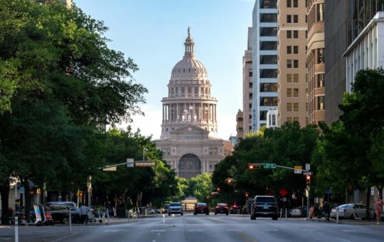 Sem imposto estadual sobre renda, o Texas oferece forte economia, oportunidades de emprego e custo de vida relativamente mais baixo que Califórnia