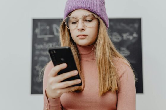 Muitos jovens acreditam que a IA pode enfraquecer a criatividade humana e saturar a internet com conteúdo artificial