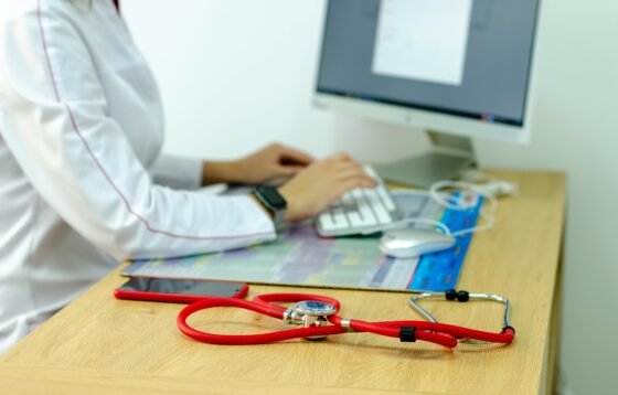 IA COMEÇA A MUDAR A MEDICINA AO AJUDAR MÉDICOS EM DIAGNÓSTICOS DIFÍCEIS 1 Novo estudo aponta que inteligência artificial pode identificar doenças complexas antes dos médicos.