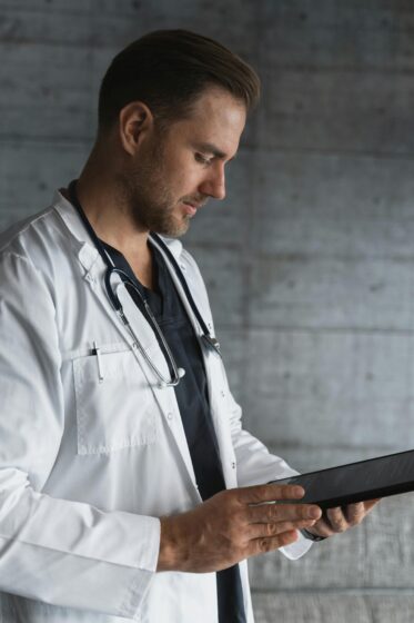 IA COMEÇA A MUDAR A MEDICINA AO AJUDAR MÉDICOS EM DIAGNÓSTICOS DIFÍCEIS 2 Especialistas alertam que médicos continuam essenciais no atendimento humano e nas decisões clínicas.