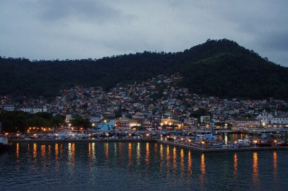 Angra dos Reis começa a cobrar taxa de turismo de até R$ 100 e gera polêmica entre visitantes 1 A nova Taxa de Turismo Sustentável pode chegar a R$ 100 por visitante em Angra dos Reis