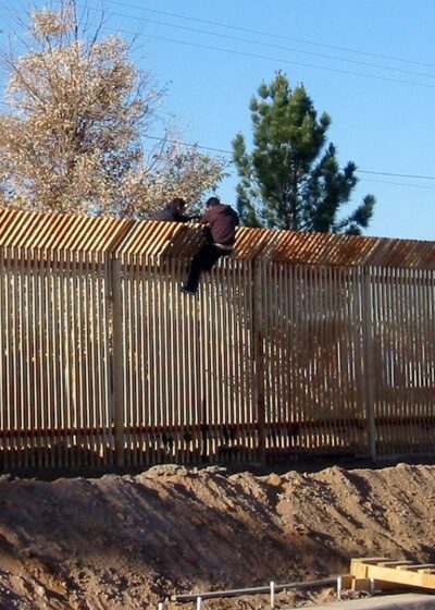 Dois homens tentam pular a cerca da fronteira entre EUA e México
