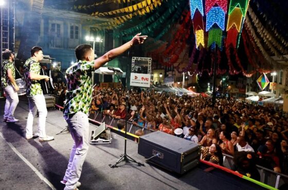 São João da Bahia se destaca por seu formato descentralizado, com centenas de cidades realizando festas simultâneas em todo o estado