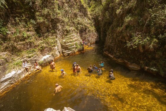 DESCUBRA PASSEIOS INESQUECÍVEIS EM CAPITÓLIO, O PARAÍSO NATURAL DE MINAS GERAIS 3 A Cachoeira Canela de Ema oferece trilha curta, piscinas naturais de águas cristalinas e estrutura para quem busca um passeio tranquilo