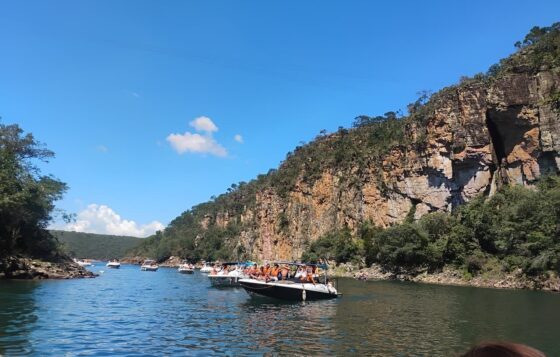 DESCUBRA PASSEIOS INESQUECÍVEIS EM CAPITÓLIO, O PARAÍSO NATURAL DE MINAS GERAIS 1 Os Cânions de Furnas continuam sendo a principal atração turística de Capitólio e um dos cenários naturais mais famosos do Brasil