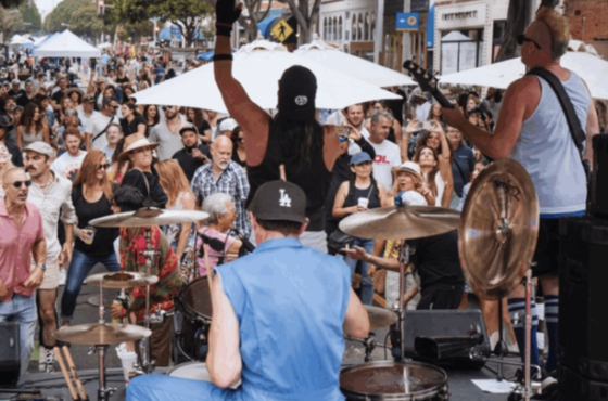 SANTA MÔNICA CELEBRA FINAL DA COPA COM FESTIVAL GRATUITO, MÚSICA AO VIVO E TELÕES 1 O bloco 1300 da Third Street Promenade terá um grande telão para a transmissão da decisão, além de outros dois telões espalhados pelo evento.