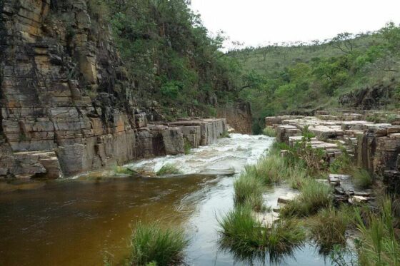 DESCUBRA PASSEIOS INESQUECÍVEIS EM CAPITÓLIO, O PARAÍSO NATURAL DE MINAS GERAIS 2 A Trilha do Sol é uma das atrações mais tradicionais de Capitólio e reúne natureza, aventura e infraestrutura para visitantes de todas as idades