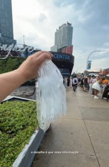 A empreendedora percebeu uma demanda entre os espectadores após descobrir que bolsas tradicionais não eram permitidas na arena.